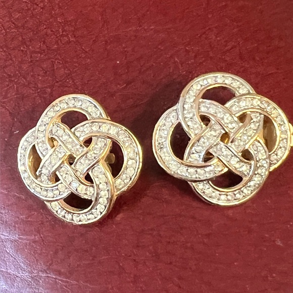 Vintage Love Knot Swarovski (unmarked) Crystals Clip Gold Tone earrings - Picture 4 of 7